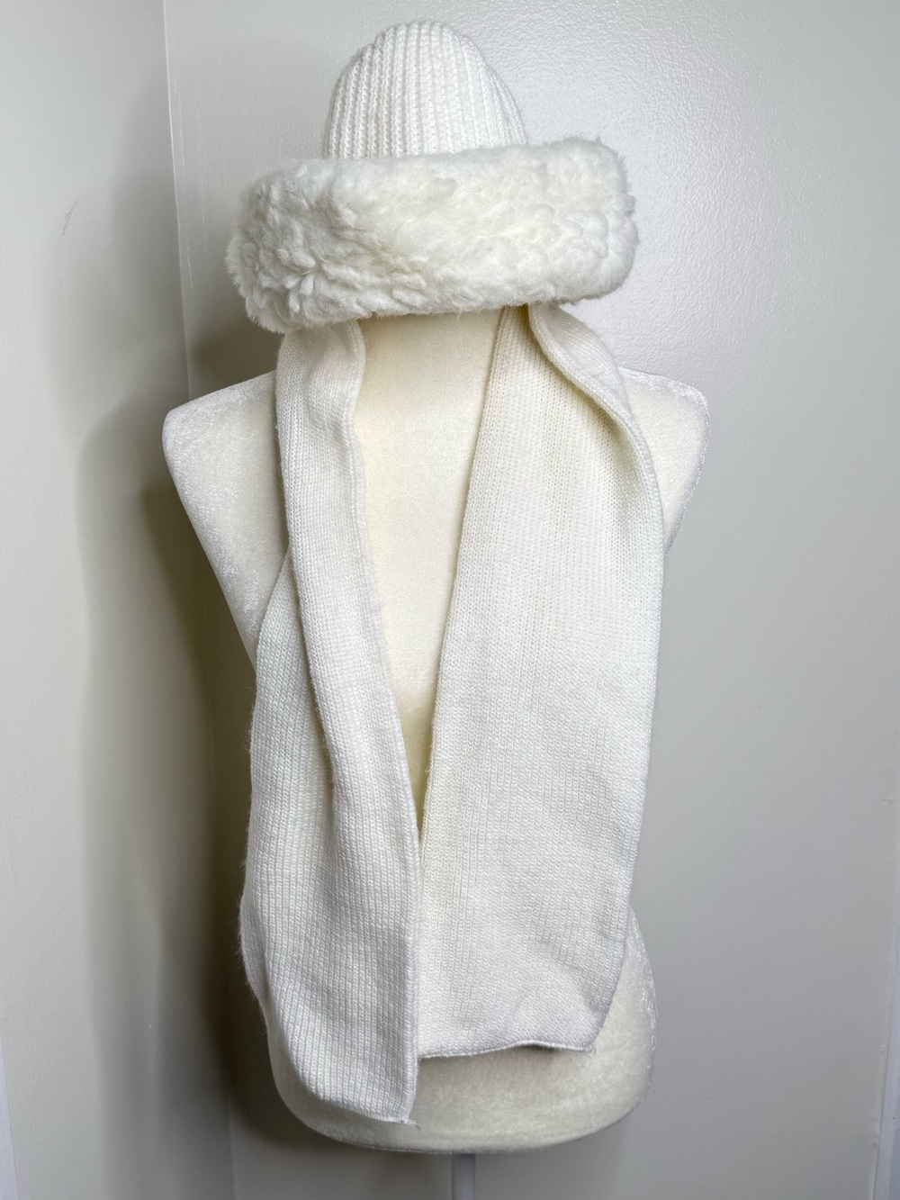 Vintage Faux Fur Knit Hat w/ Attached Scarf White/Ivory